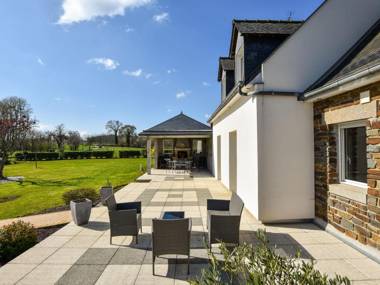 Part of nie house between country and beaches