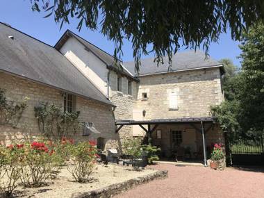 Former customs house with large garden and private pool. 4 km from Chinon