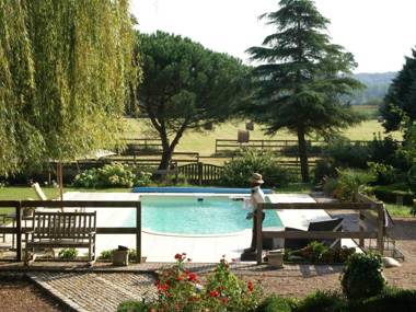 Former customs house with large garden and private pool. 4 km from Chinon