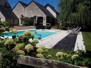 Former customs house with large garden and private pool. 4 km from Chinon