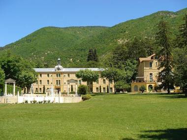 Two Studios with pool in garden Park nearby spas and views at the Mont Ventoux.