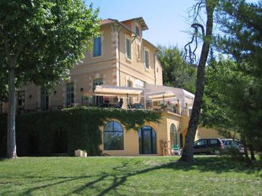 Two Studios with pool in garden Park nearby spas and views at the Mont Ventoux.