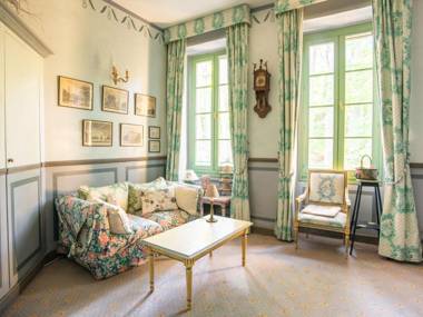 Cozy Apartment with Swimming Pool Terrace Garden Parking