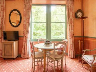 Studio with pool in garden Park naerby spas and views at the Mont Ventoux.    