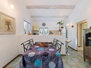 Tastefully furnished villa with terrace private swimming pool near of Lambesc.