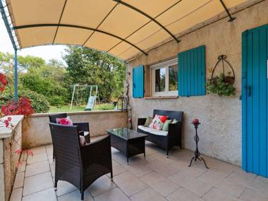 Tastefully furnished villa with terrace private swimming pool near of Lambesc.