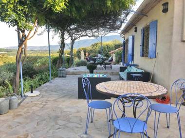 Charming Villa in Villes-sur-Auzon with Swimming Pool