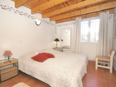 Charming Villa in Villes-sur-Auzon with Swimming Pool