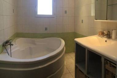 Agréable partie de maison avec piscine en plein cœur du Luberon (Vaucluse) pour 4/6 personnes. LS2-356 INFIERMA