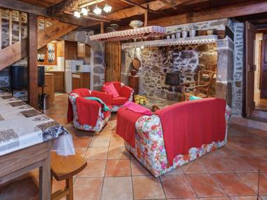 Holiday Home in Auvergne with Roofed Garden and Terrace