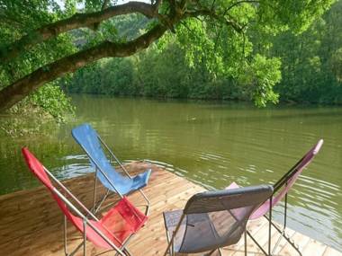 Dreamy Villa in Bruniquel with Jetty