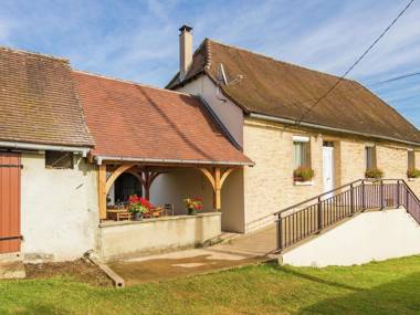 Sunny and well restored and furnished house near a large recreational lake