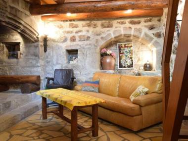 Cozy Holiday Home in La Souche by Le Lignon River