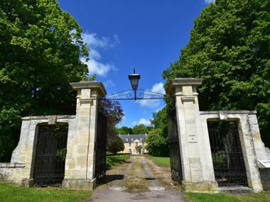 Cozy Holiday Home  in Lantheuil with Garden