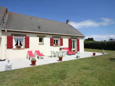 Attractive detached holiday home situated at only 300 m from the sea and the sandy beach.