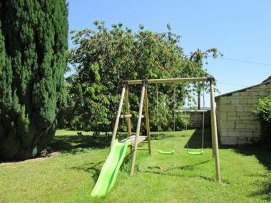 Cozy Holiday Home near Forest in Lerné