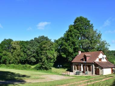 small Burgundy house for nature lovers