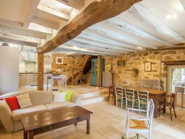 Quaint Holiday Home in Grives with Swimming Pool