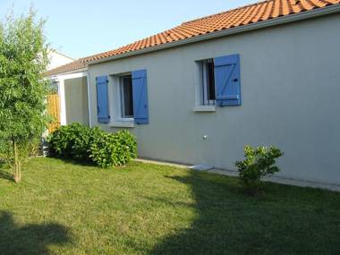 Une sympathique maison de vacances aux volets bleus