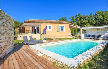 Stunning home in Saint-Saturnin-lès-Apt with Outdoor swimming pool WiFi and 3 Bedrooms