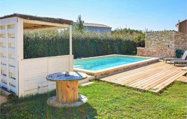Stunning home in Saint-Saturnin-lès-Apt with Outdoor swimming pool WiFi and 3 Bedrooms