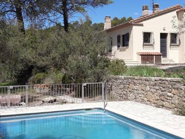Verrukelijke rest this holiday villa in beautiful forest in Lorgues