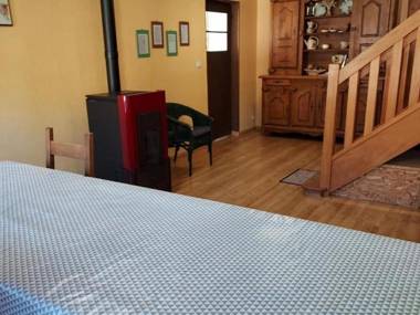 Gîte Vernusse 6 pièces 12 personnes - FR-1-489-255