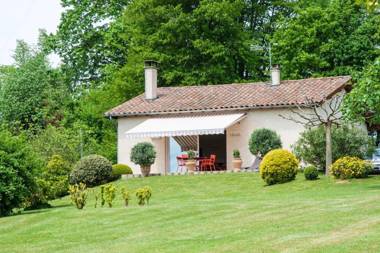 Maison de 2 chambres avec terrasse amenagee et wifi a Monlaur Bernet