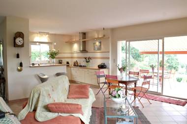 Maison de 2 chambres avec terrasse amenagee et wifi a Monlaur Bernet