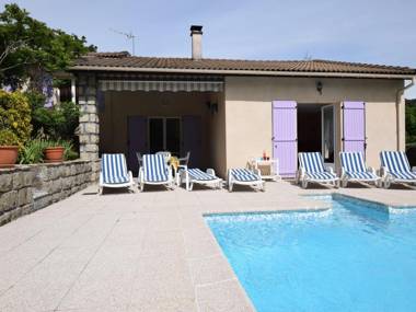 Detached villa in a small villa estate with private swimming pool