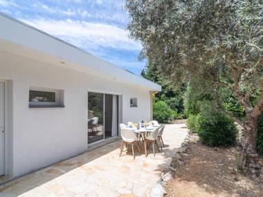 Comfy Villa in Pouzols-Minervois with Private Pool