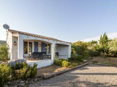 Lavish Villa in Pouzols-Minervois with bubble bath