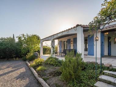 Lavish Villa in Pouzols-Minervois with bubble bath