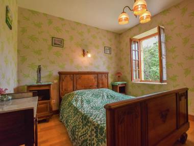 Heavenly holiday home with swimming pool and large garden.