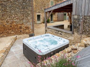 Rustic Holiday Home in Loubejac with Jacuzzi