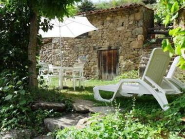 Quaint Holiday Home in Villeneuve-d'Allier with Terrace