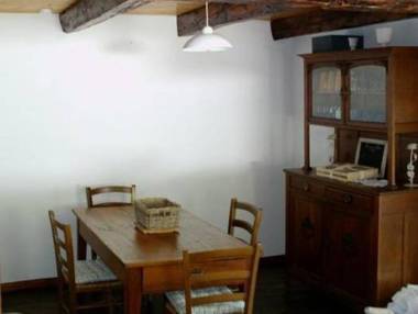 Quaint Holiday Home in Villeneuve-d'Allier with Terrace