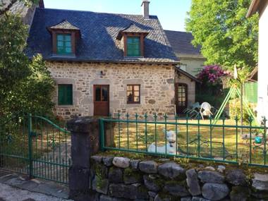 Maison de 2 chambres avec jardin clos et wifi a Lanobre
