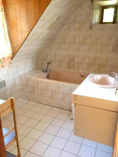 Maison de 2 chambres avec jardin clos et wifi a Lanobre