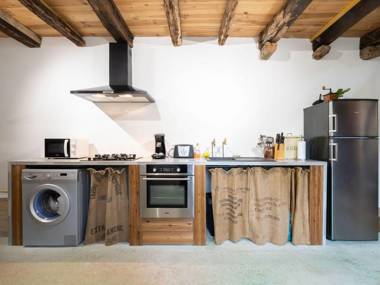 11-th century fully renovated and well furnished gite near Roque Saint Christophe