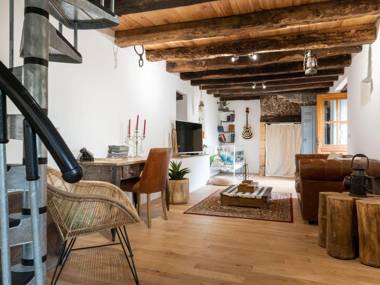 11-th century fully renovated and well furnished gite near Roque Saint Christophe