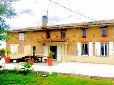 Studio avec piscine partagee jardin clos et wifi a Saint Jory