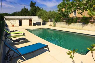 Partie d'une ferme provençale avec piscine privée située proche d'Avignon à Bédarrides 6 prs LS6-342-FRAGOUN