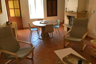 Partie d'une ferme provençale avec piscine privée située proche d'Avignon à Bédarrides 6 prs LS6-342-FRAGOUN