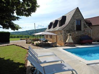 Cozy Holiday Home in Saint-Léon-sur-Vézère with Pool