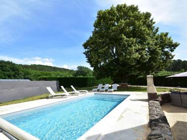 Cozy Holiday Home in Saint-Léon-sur-Vézère with Pool
