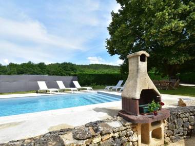 Cozy Holiday Home in Saint-Léon-sur-Vézère with Pool