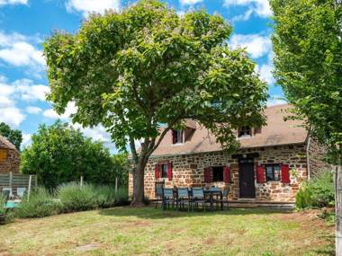 Spacious authentic farmhouse in a hamlet with magnificent view and pool.
