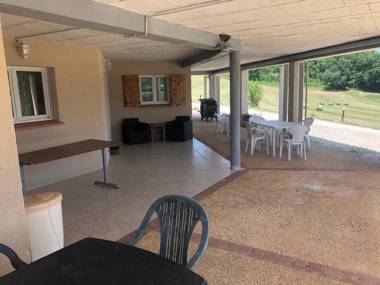 Rez de Piscine 10 Personnes - RÊVE DE PAPILLON et À L'étage 5 Personnes - NID D'ÉTOILES Il s'agit bien de deux gîtes individuels qui sont reliés par un escalier interne cela permet a une grande famille de louer les deux gîtes