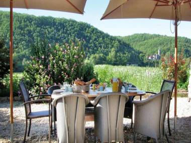 Lovely family home near St Cirq La Popie with private pool.